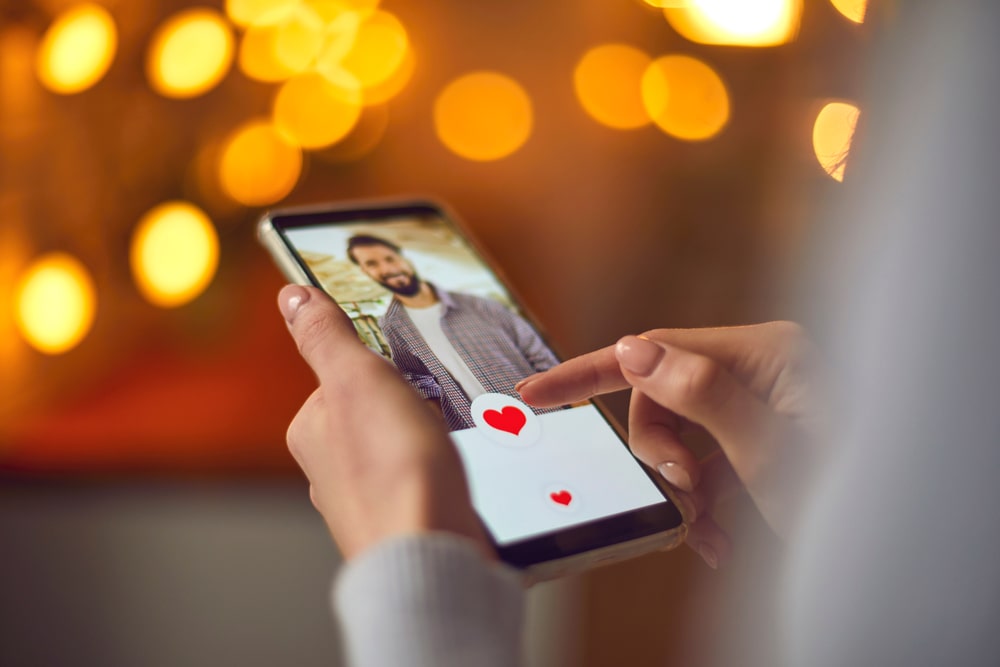 Online Dating: Navigating the World of Virtual Romance